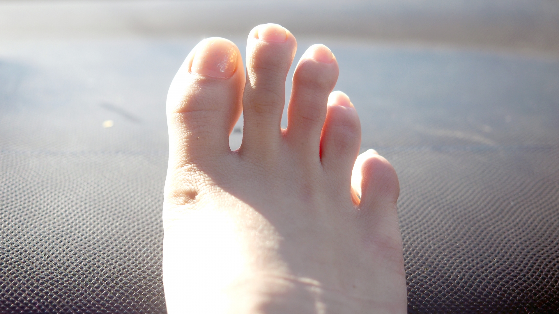 足 の 小指